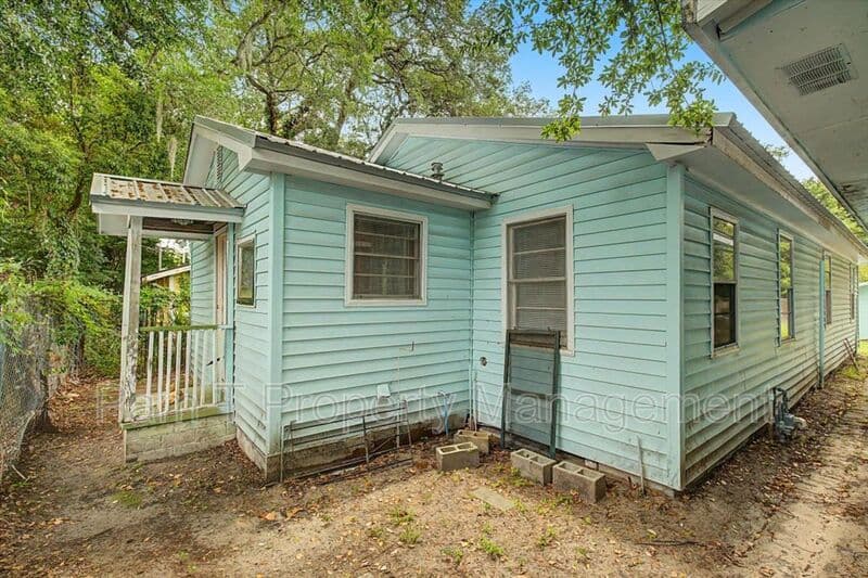 Savannah House: 212 W 58th St