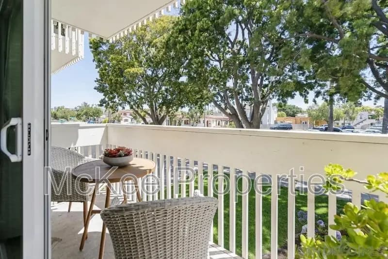 Coronado Condo: 516 E Avenue