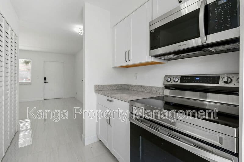 Riviera Beach Condo: 968 W 9th St