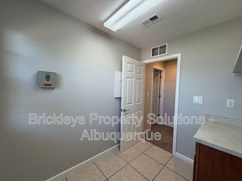Rio Rancho House: 418 Paseo Roja Pl NE