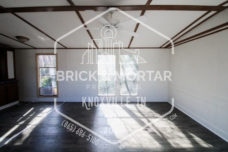 Rockford House: 325 Rockford Cedar Street