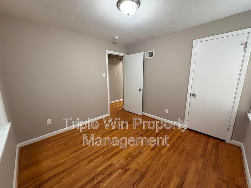 SAINT LOUIS House: 8004 MONROE AVE