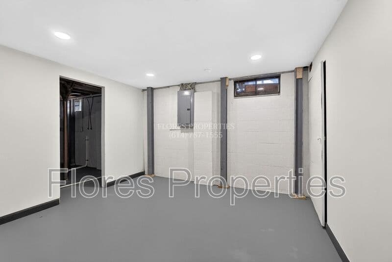 Columbus House: 6406 Faircrest Rd