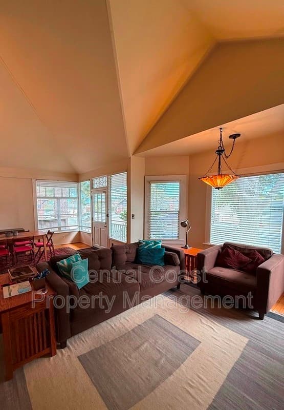 Pacific Grove House: 622 Congress Ave