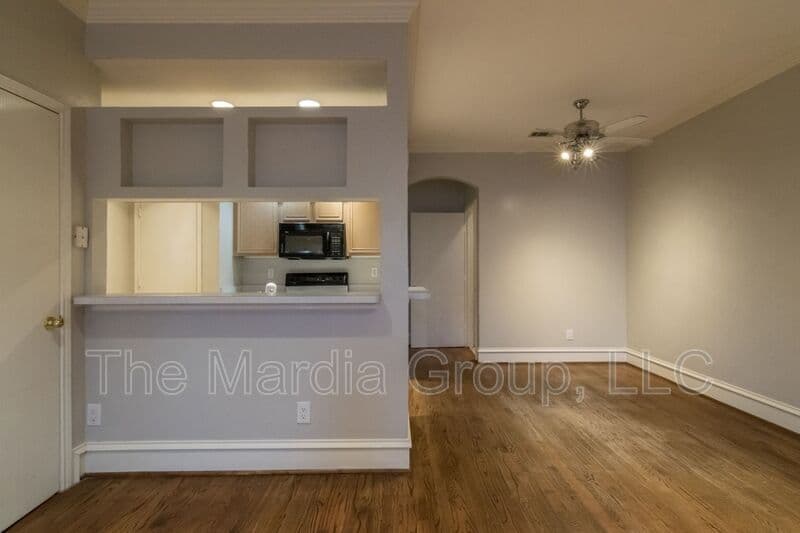 Garland House: 3904 Brandon Park Dr