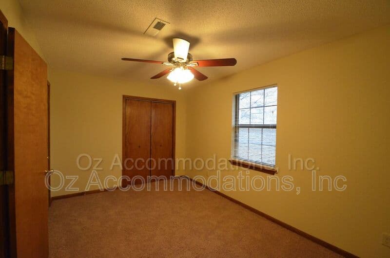 Lee's Summit Townhome: 313 NE Timbercreek Dr.