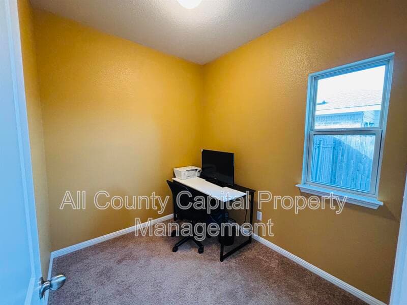 Manor House: 12605 Albatross Pass