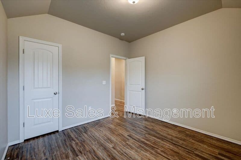 Yukon House: 10910 NW 119th