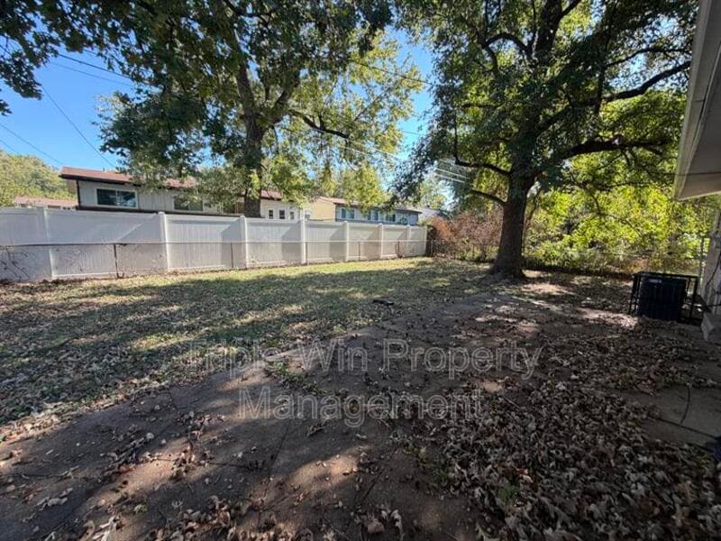 Saint Louis House: 10126 Edgefield Dr