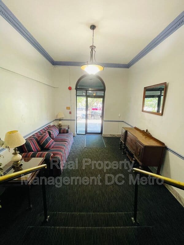 Washington Apartment: 815 Maryland Ave. NE