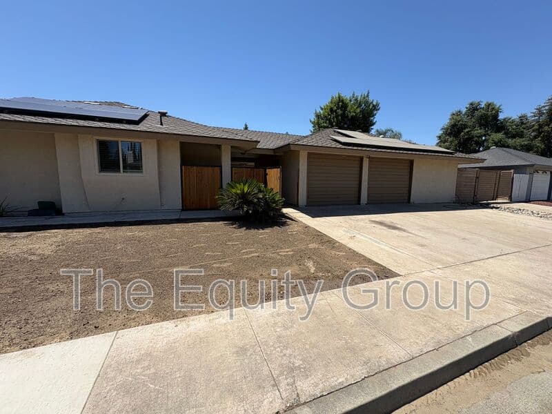 Visalia House: 2322 East Vassar Dr