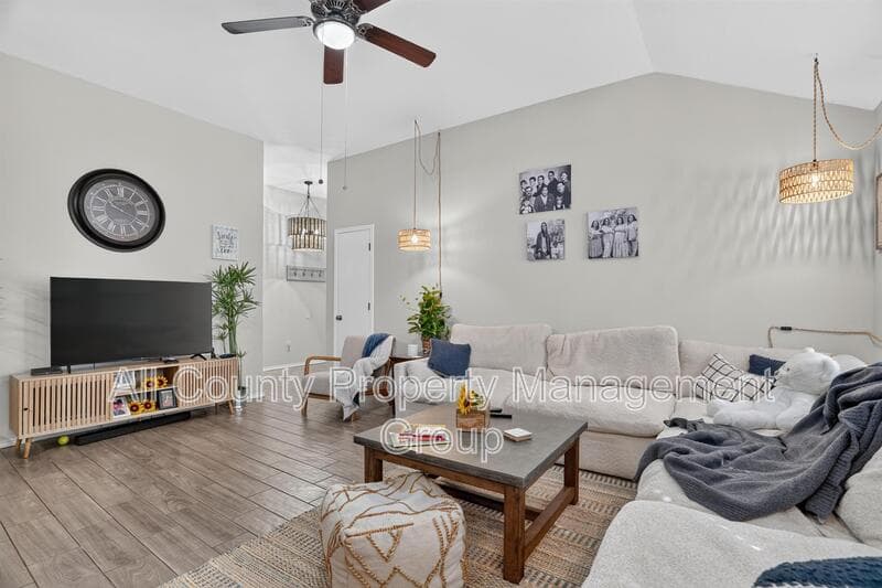 Fort Worth House: 6241 Trinity Creek