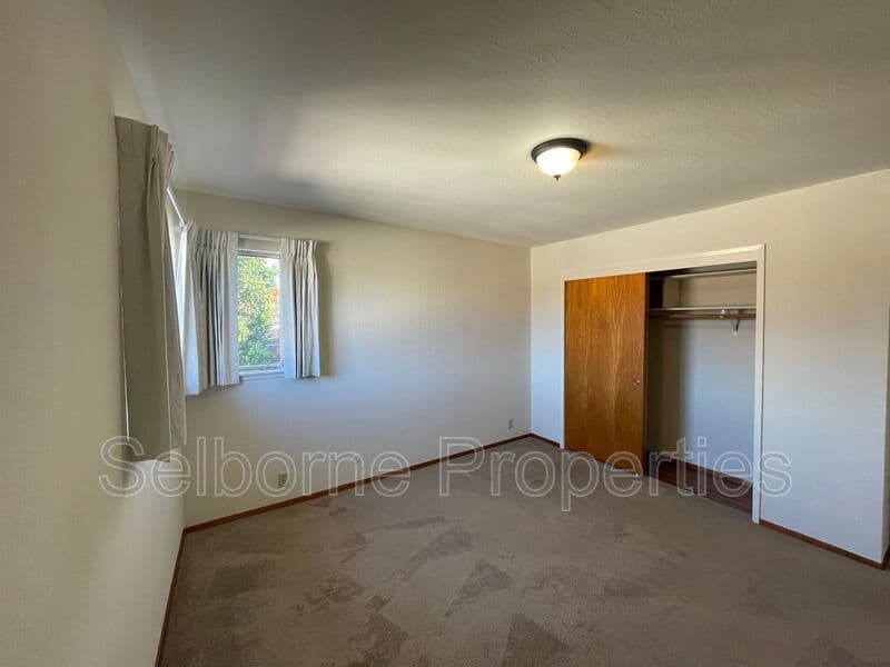 Oakland House: 2500 Ivy Dr.