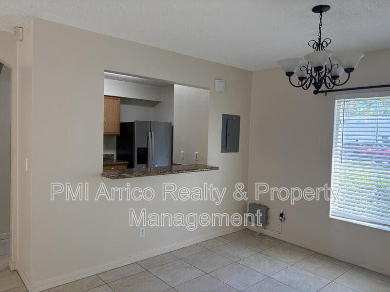 Tampa Townhome: 7430 E Bank Dr