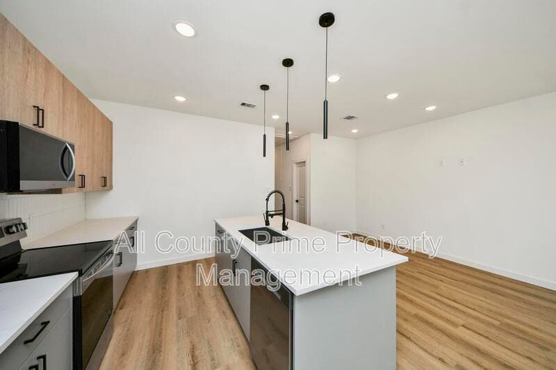 Houston Condo: 5201 Fairchild St