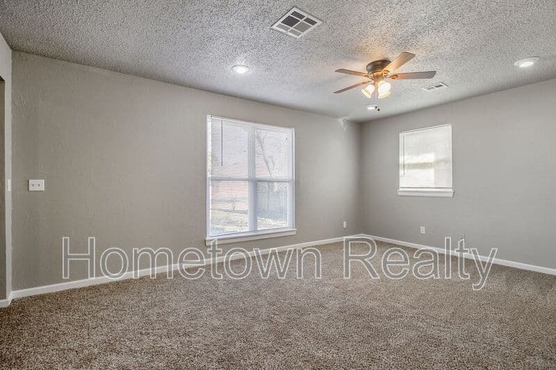 Edmond House: 208 W 5th Street