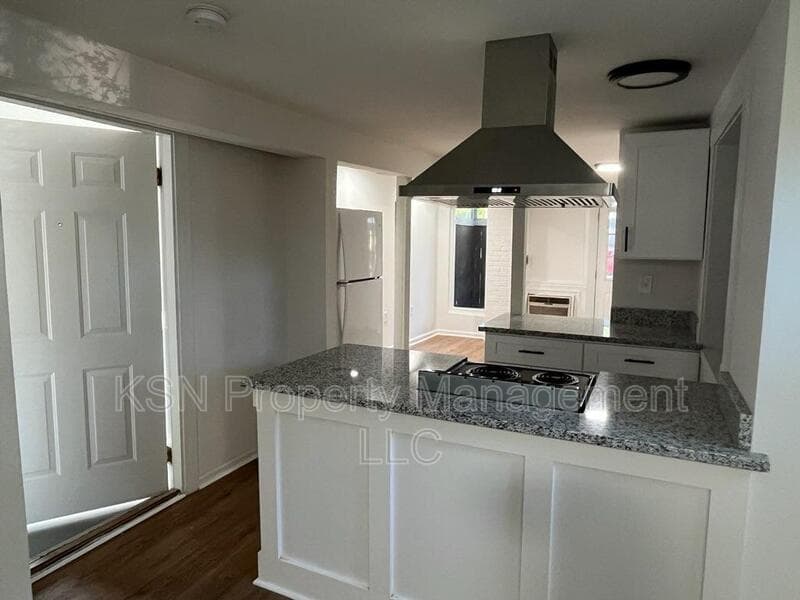 Savannah House: 1011 E 39th St
