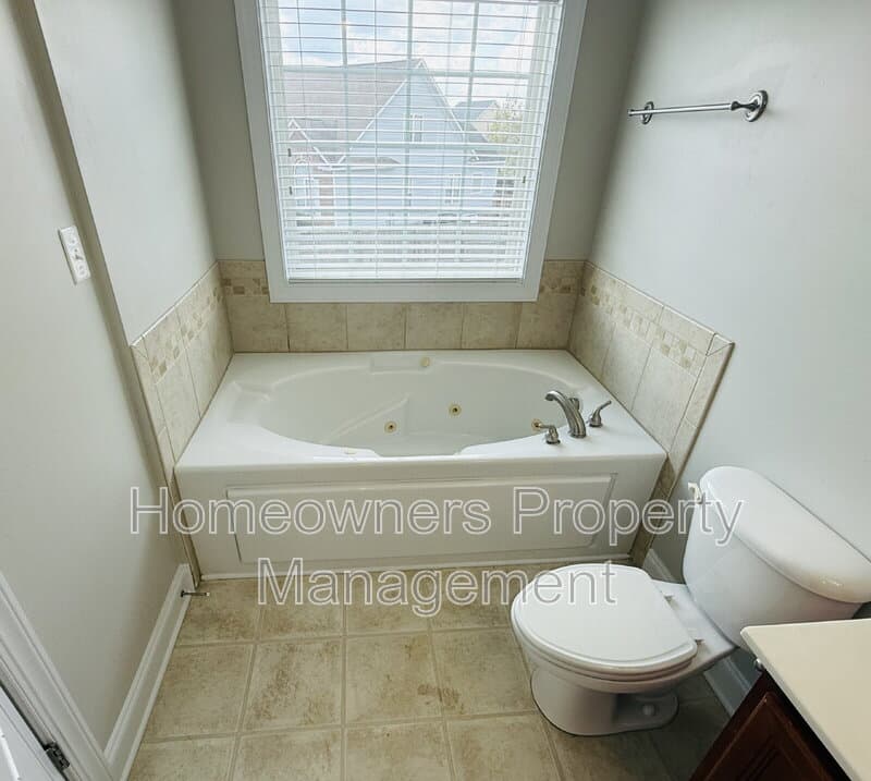 Hope Mills House: 5802 Kessinger Ct