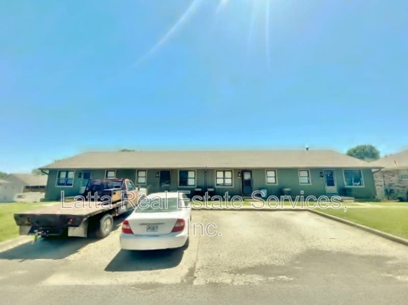 Higginsville Condo: 405 W 30th St