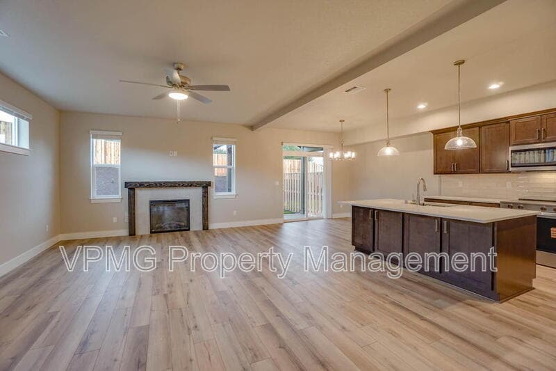 La Center House: 313 E Caribou Ct.