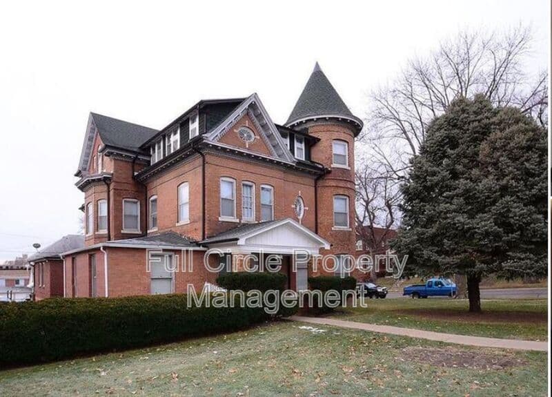 Omaha House: 2419 F St