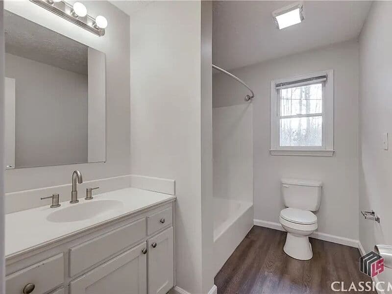 Athens House: 209 Highland Park Dr