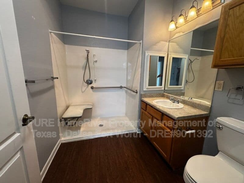 Grapevine Apartment: 400 Glade Road