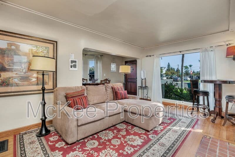 Coronado House: 900 E Avenue