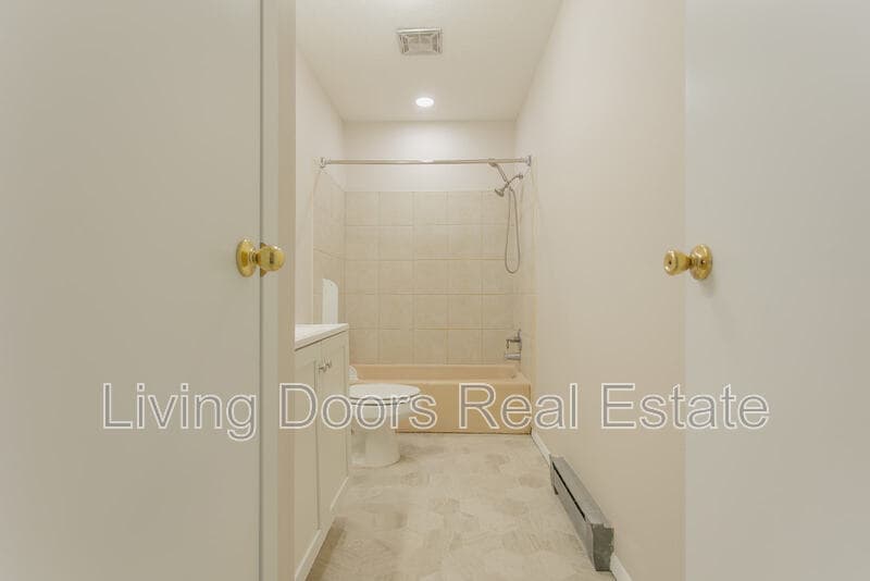 Weeping Water Condo: 402 W Eldora Ave Unit D