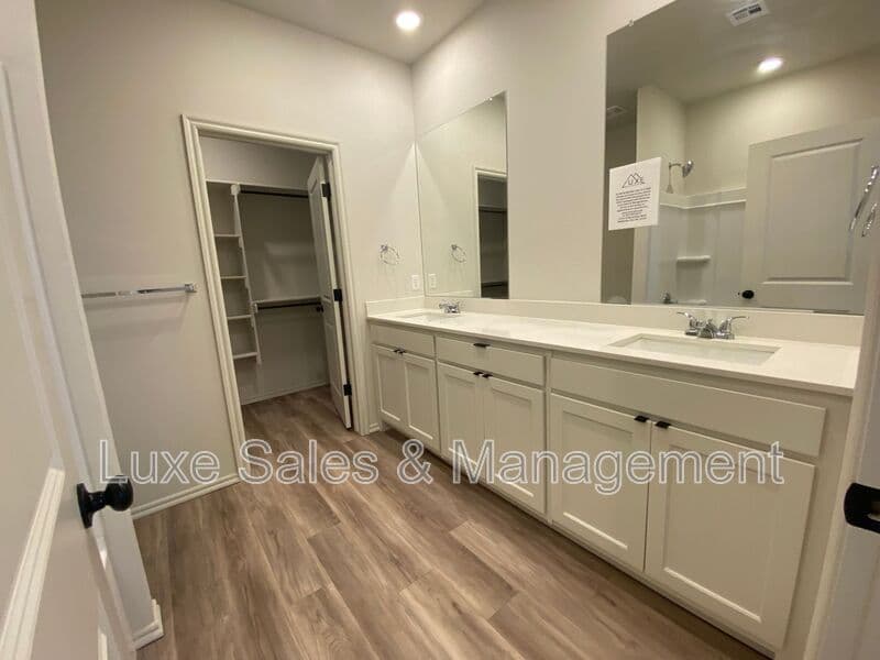 Okahoma City House: 8000 NW 110th Dr