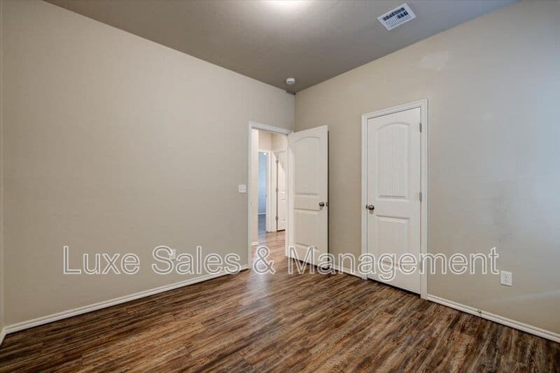 Yukon House: 10910 NW 119th
