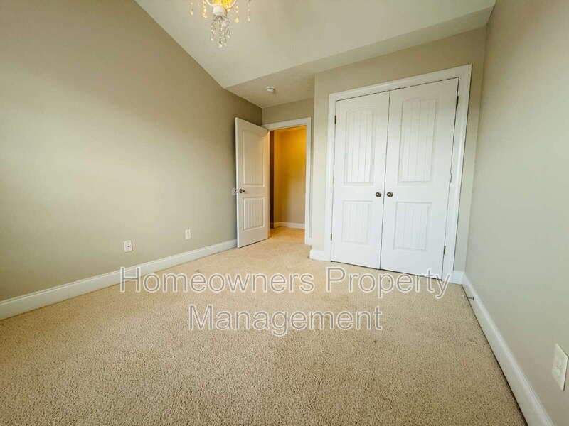 Hope Mills House: 5802 Kessinger Ct