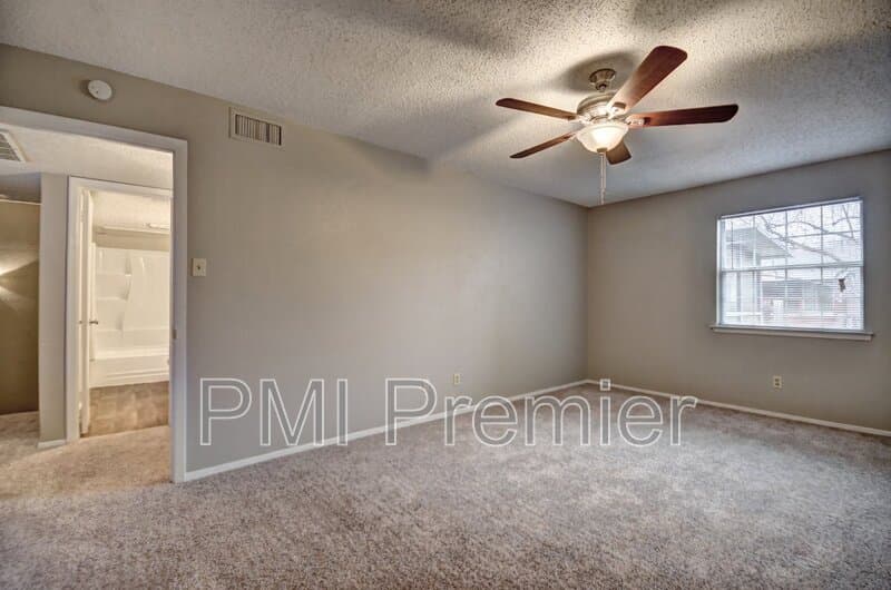 Irving Townhome: 707 E Shady Grove Rd