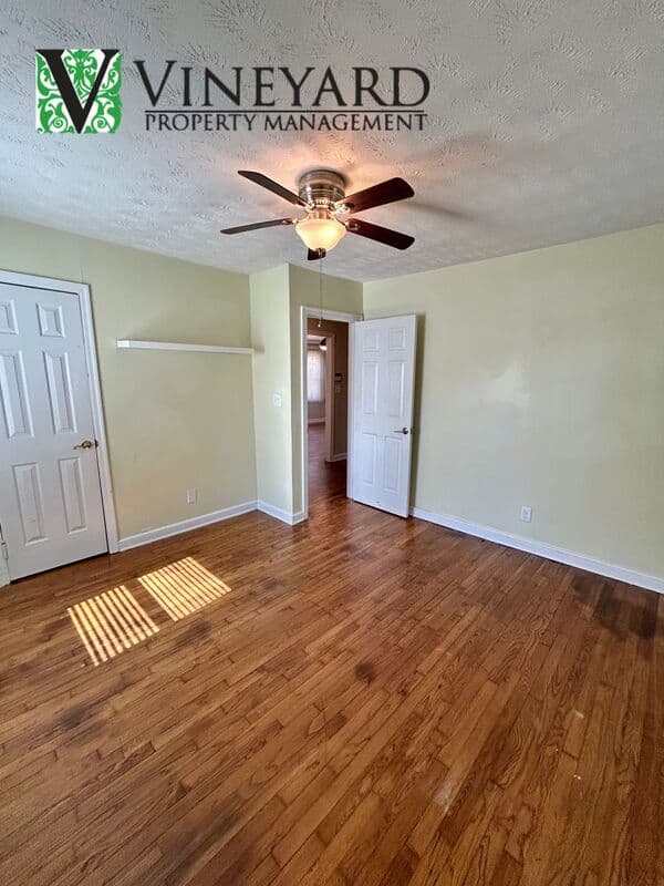 Smyrna House: 1995 Benson Ave SE