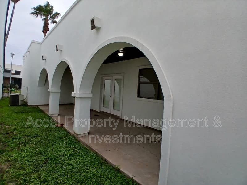 Mission House: 130 San Jacinto St.