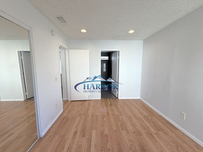 Compton House: 720 Matthisen Cir