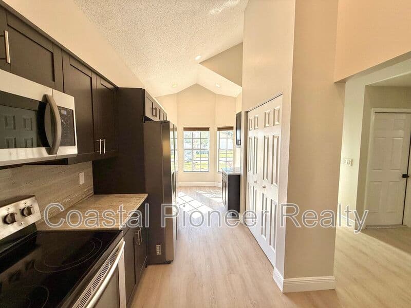 Tampa House: 8731 Huntfield St