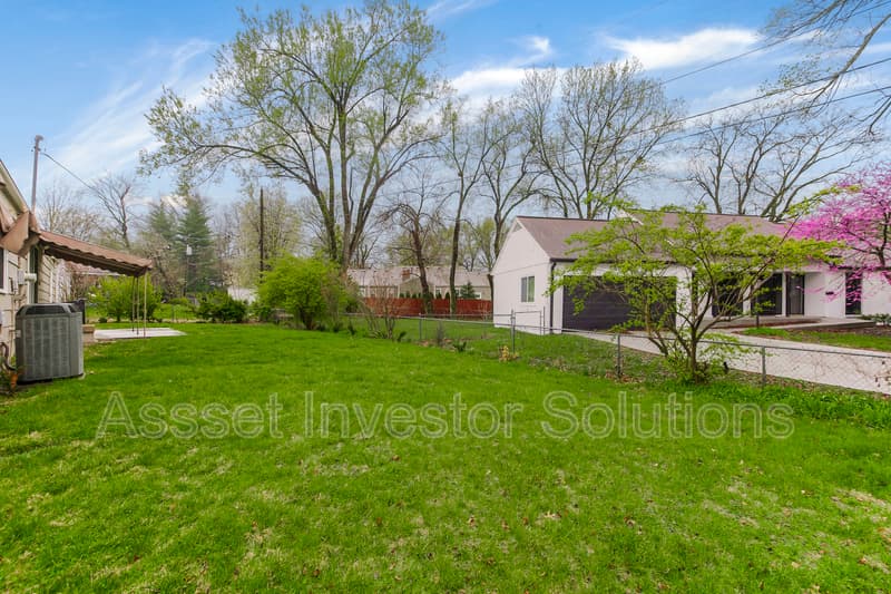 Leawood House: 8400 State Line Rd