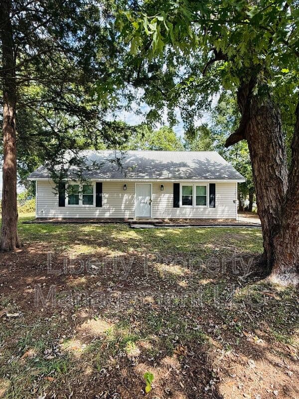 Fayetteville House: 1002 Ryder Court