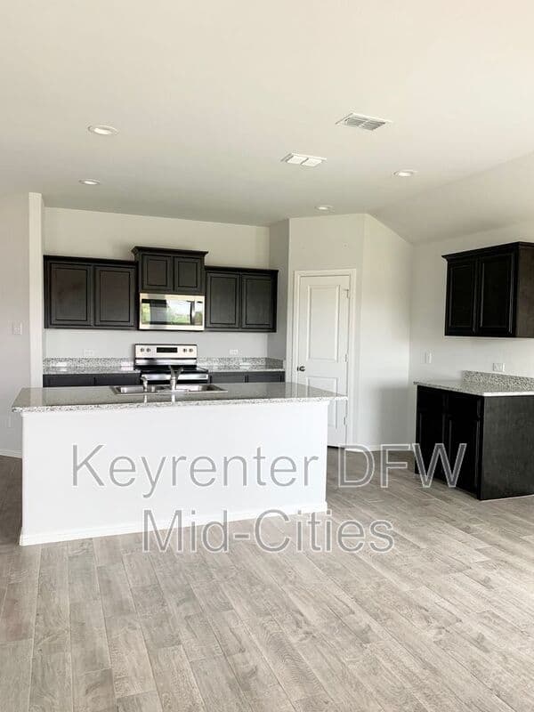 Fort Worth House: 9001 High Stirrup Lane
