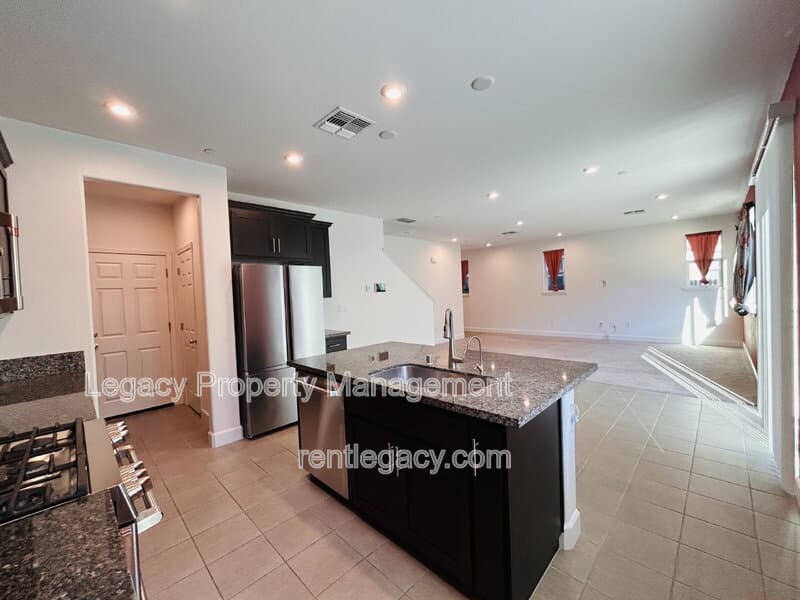 Vacaville House: 320 Fruitvale Rd