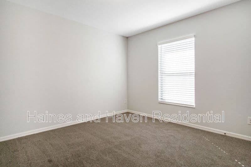 Dundee House: 1503 Swan Lake Cir