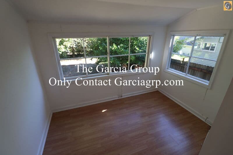 Portland House: 6132 S Corbett Ave