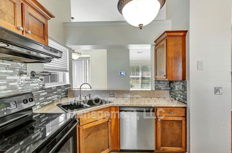 Summerville House: 106 Quest Street