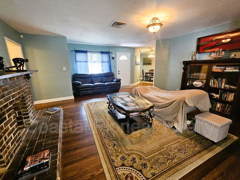 Tampa House: 7301 N 13th St