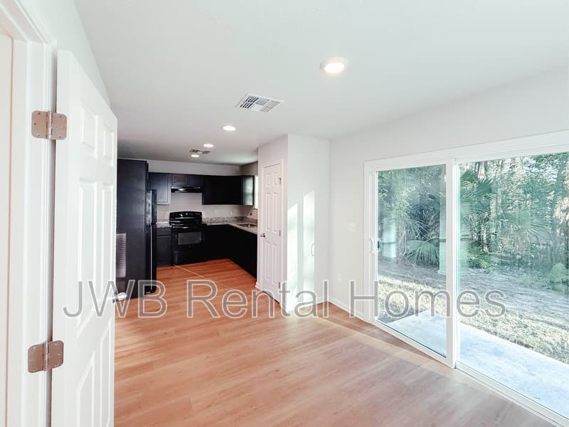 Jacksonville House: 2048 6th St W