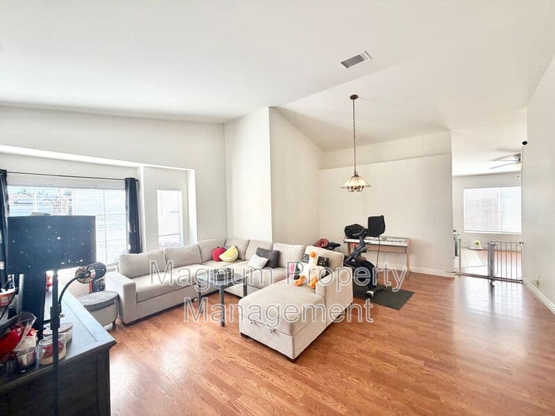 Murrieta House: 39752 Sunrose Dr