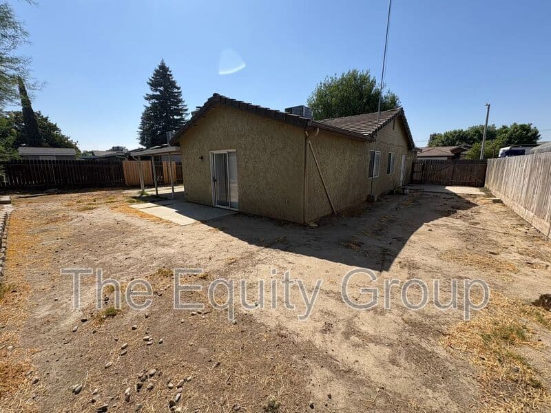 Visalia House: 2324 West Delta Ave