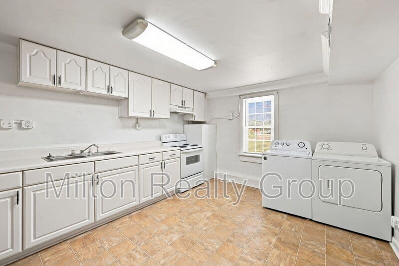 Four Oaks Condo: 101 E. Woodall St.