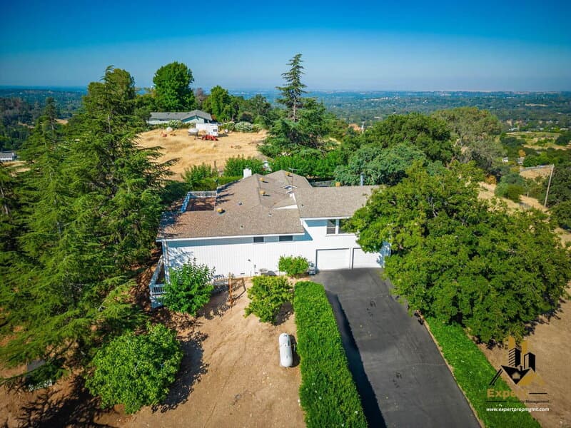 Newcastle House: 1811 Oak Terrace